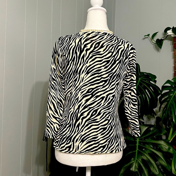 🛍️Silx By August Silk Leopard print thin stretch sweater and string tie sleeve - Picture 4 of 6